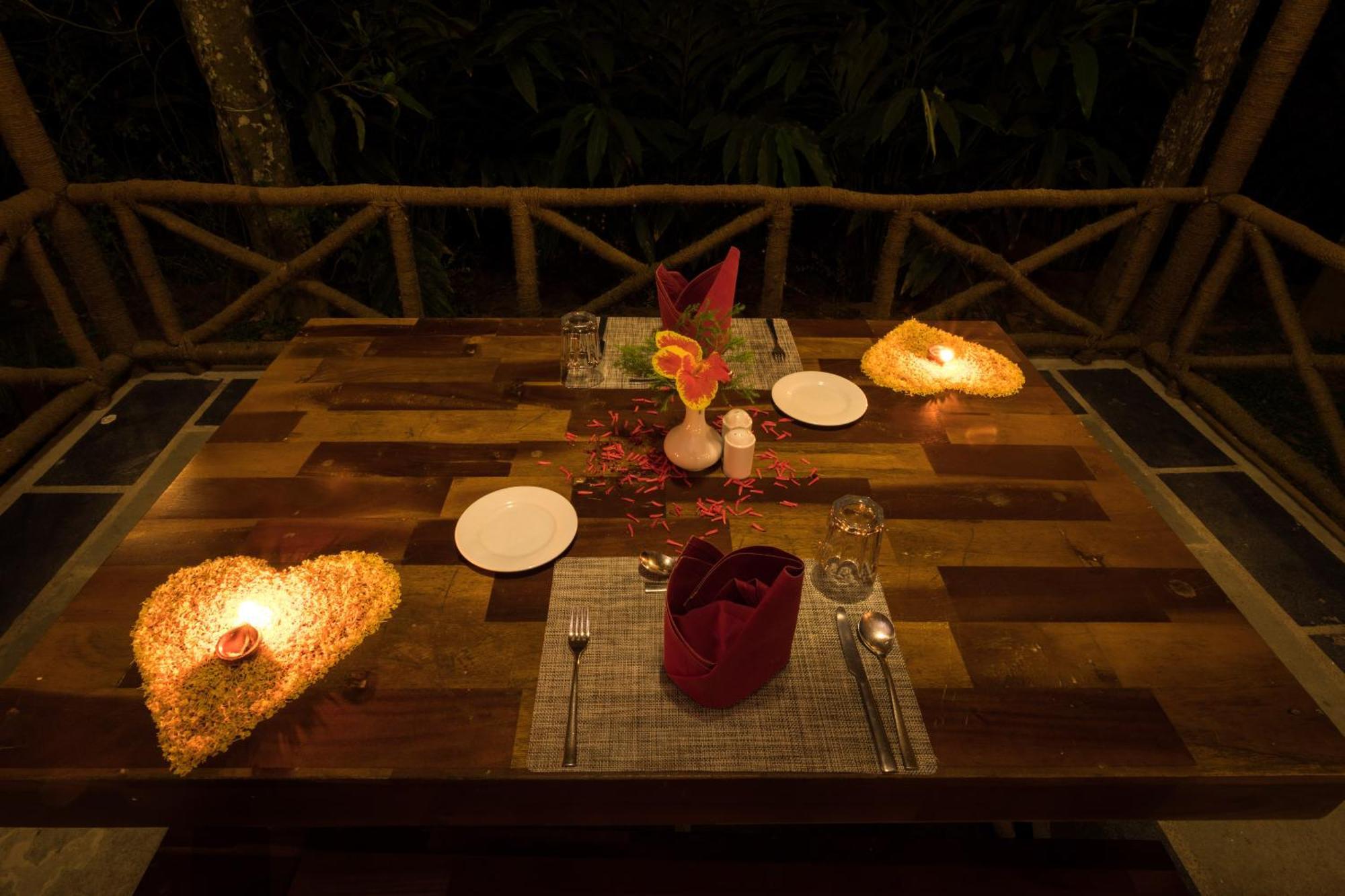 The Mountain Courtyard Thekkady Hotel Exterior foto