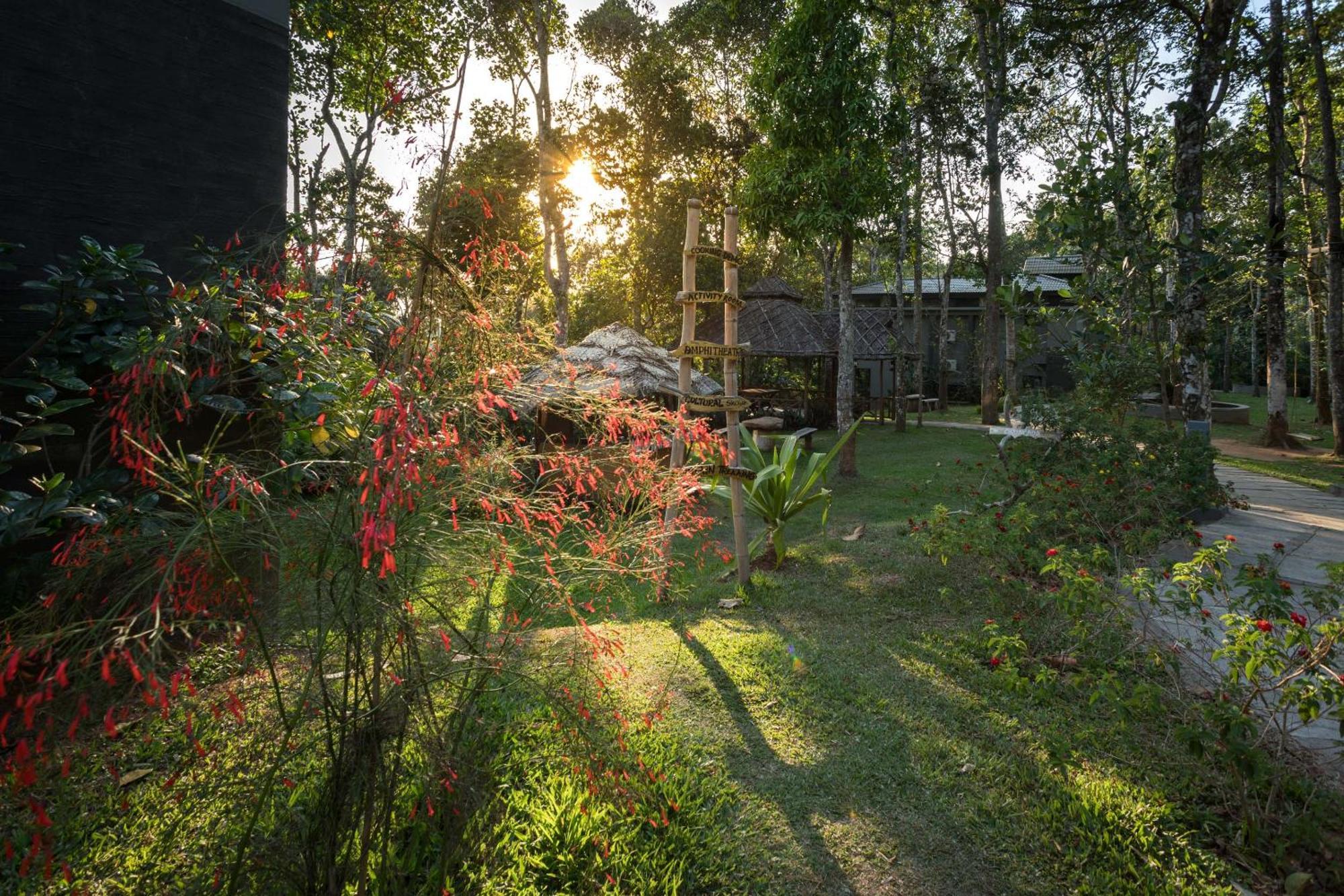 The Mountain Courtyard Thekkady Hotel Exterior foto